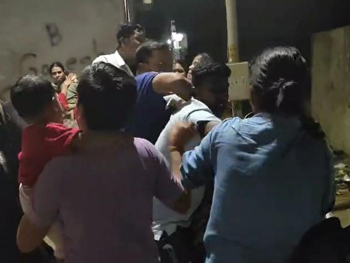 Don't say 'Excuse me', speak in Marathi! Argument in Dombivli over speaking in English, three young women beaten up | मराठी वि. हिंदीची धग इंग्रजीपर्यंत जाऊन पोहोचली; डोंबिवलीत वाद, तीन तरूणींना मारहाण Don't say 'Excuse me', speak in Marathi! Argument in Dombivli over speaking in English, three young women beaten up | मराठी वि. हिंदीची धग इंग्रजीपर्यंत जाऊन पोहोचली; डोंबिवलीत वाद, तीन तरूणींना मारहाण