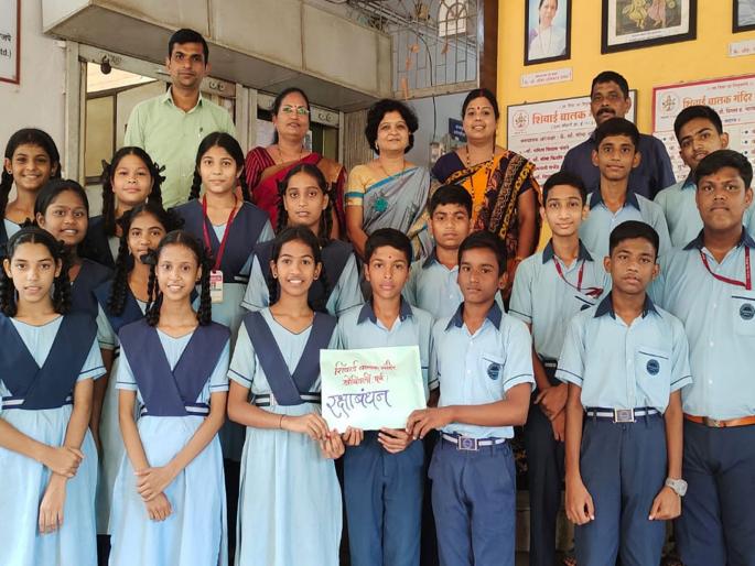 dombivlikar students sent to 2600 rakhi to jawans of assam regiment | डोंबिवलीकर विद्यार्थ्यांचे देशप्रेम: आसाम रेजिमेंटच्या २६०० जवानांना राख्या पाठवल्या dombivlikar students sent to 2600 rakhi to jawans of assam regiment | डोंबिवलीकर विद्यार्थ्यांचे देशप्रेम: आसाम रेजिमेंटच्या २६०० जवानांना राख्या पाठवल्या