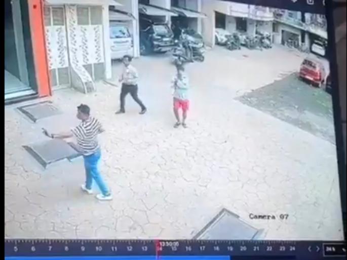 in dombivli child falls from second floor life saved by young man quick action | डोंबिवलीतील धक्कादायक घटना; दुसऱ्या मजल्यावरून चिमुकला पडला, तरुणाच्या प्रसंगावधनामुळे वाचला जीव in dombivli child falls from second floor life saved by young man quick action | डोंबिवलीतील धक्कादायक घटना; दुसऱ्या मजल्यावरून चिमुकला पडला, तरुणाच्या प्रसंगावधनामुळे वाचला जीव