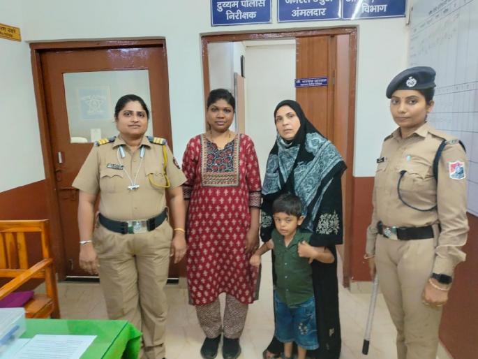 Good performance of Railway Police Dombivli railway police organized a meeting between mother and son | रेल्वे पोलिसांची चांगली कामगिरी; डोंबिवली रेल्वे पोलिसांनी घडवली आई मुलाची भेट Good performance of Railway Police Dombivli railway police organized a meeting between mother and son | रेल्वे पोलिसांची चांगली कामगिरी; डोंबिवली रेल्वे पोलिसांनी घडवली आई मुलाची भेट