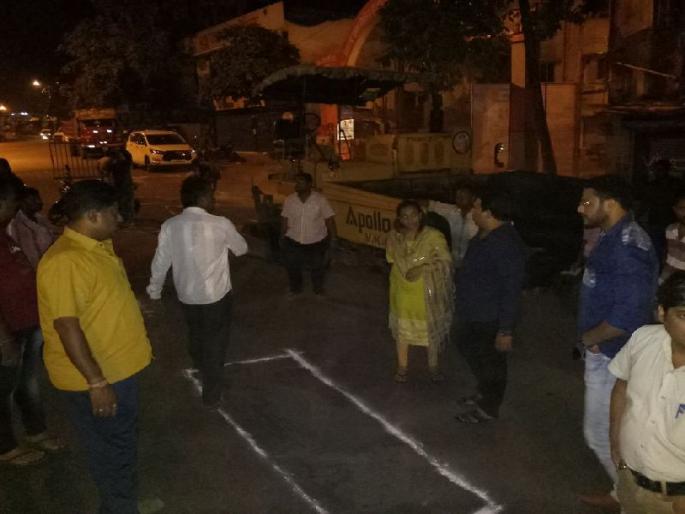 The speed at which Dombivali potholes are filled up, pits are filled up overnight | डोंबिवलीतील खड्डे भरण्याच्या कामाला वेग, रातोरात भरले जातायत खड्डे The speed at which Dombivali potholes are filled up, pits are filled up overnight | डोंबिवलीतील खड्डे भरण्याच्या कामाला वेग, रातोरात भरले जातायत खड्डे