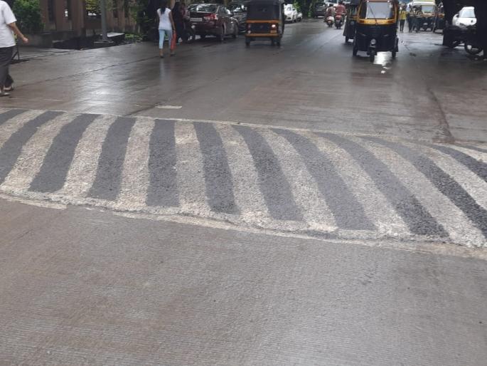 in two days the white stripes on the midc speed breaker faded the color itself was inferior | दोन दिवसांत एमआयडीसीच्या गतीरोधकांवर मारलेला पांढर्या पट्ट्यांचा रंग झाला फिका: रंगच निकृष्ट दर्जाचा? in two days the white stripes on the midc speed breaker faded the color itself was inferior | दोन दिवसांत एमआयडीसीच्या गतीरोधकांवर मारलेला पांढर्या पट्ट्यांचा रंग झाला फिका: रंगच निकृष्ट दर्जाचा?