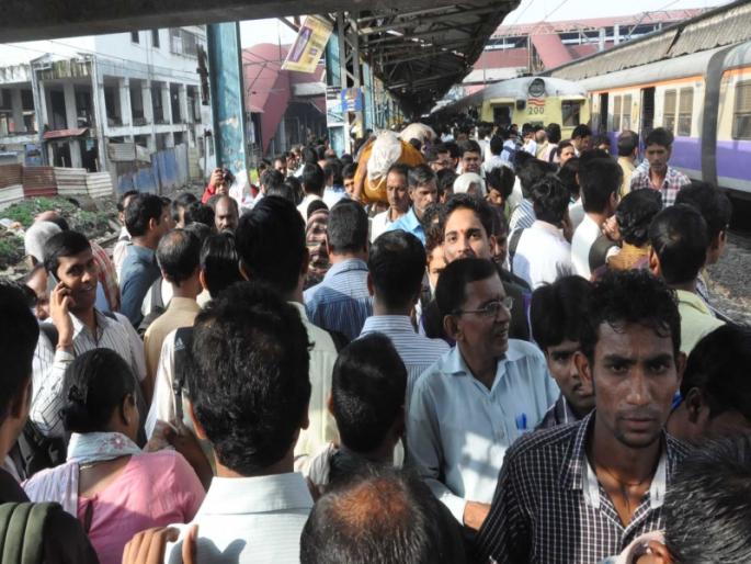 The situation is even worse due to the central railway crowded; Dosabivli's daily death | मध्य रेल्वेच्या गर्दीच्या स्थानकावर फेरिवाल्यांमुळे परिस्थिती आणखी बिकट; डोंबिवलीतील रोजचंच मरण The situation is even worse due to the central railway crowded; Dosabivli's daily death | मध्य रेल्वेच्या गर्दीच्या स्थानकावर फेरिवाल्यांमुळे परिस्थिती आणखी बिकट; डोंबिवलीतील रोजचंच मरण
