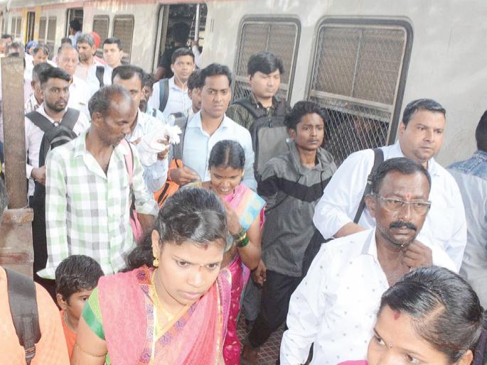 Dombivali station complains of inconveniences | डोंबिवली स्थानकातील गैरसोयींची सुळेंकडून दखल Dombivali station complains of inconveniences | डोंबिवली स्थानकातील गैरसोयींची सुळेंकडून दखल