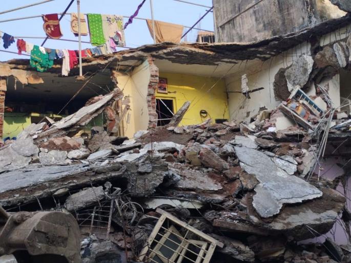 Part of a dangerous building collapsed in Dombivli; Fortunately there were no casualties | डोंबिवलीत धोकादायक इमारतीचा भाग कोसळला; सुदैवाने जीवितहानी नाही Part of a dangerous building collapsed in Dombivli; Fortunately there were no casualties | डोंबिवलीत धोकादायक इमारतीचा भाग कोसळला; सुदैवाने जीवितहानी नाही