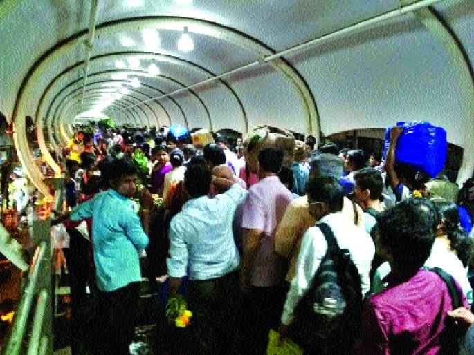 Dombivali hawkers stay: Skywalking | डोंबिवलीत फेरीवाल्यांचा मुक्काम :स्कायवॉकवर होतेय कोंडी Dombivali hawkers stay: Skywalking | डोंबिवलीत फेरीवाल्यांचा मुक्काम :स्कायवॉकवर होतेय कोंडी