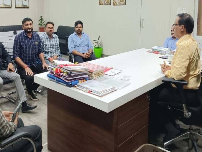 A meeting was held with the district collector for the demand of removal of Ulhas river waterfowl | उल्हास नदी जलपर्णी हटविण्याच्या मागणीसाठी जिल्हाधिकाऱ्यांची घेतली भेट A meeting was held with the district collector for the demand of removal of Ulhas river waterfowl | उल्हास नदी जलपर्णी हटविण्याच्या मागणीसाठी जिल्हाधिकाऱ्यांची घेतली भेट