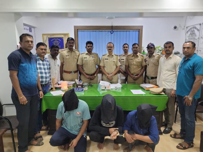 Three of the four arrested for delaying the issue of fifteen and a half lakhs The main accused is absconding | साडेपंधरा लाखांचा मुद्देमाल लांबवणाऱ्या चौघांपैकी तिघांना अटक; मुख्य आरोपी फरार Three of the four arrested for delaying the issue of fifteen and a half lakhs The main accused is absconding | साडेपंधरा लाखांचा मुद्देमाल लांबवणाऱ्या चौघांपैकी तिघांना अटक; मुख्य आरोपी फरार