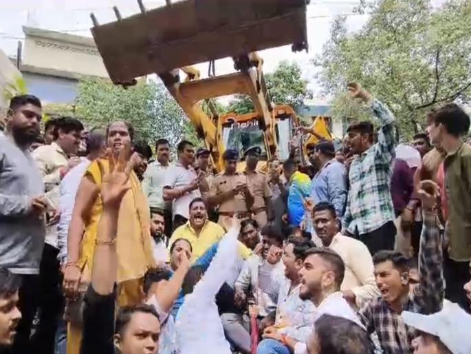 A case has been registered against 13 people for obstructing illegal construction | बेकायदा इमारत कारवाईस अडथळा केल्या प्रकरणी १३ जणांच्या विरोधात गुन्हा दाखल A case has been registered against 13 people for obstructing illegal construction | बेकायदा इमारत कारवाईस अडथळा केल्या प्रकरणी १३ जणांच्या विरोधात गुन्हा दाखल