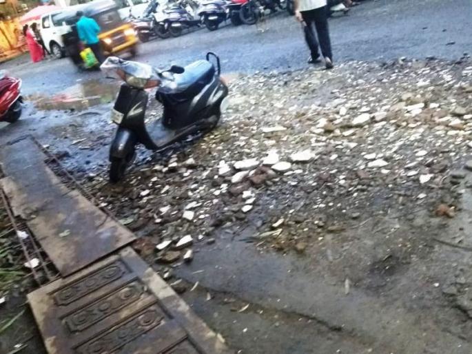 The road to the road in Nandivali in dombivali, Deborah's disassembly on road | नांदिवलीत रस्त्याची झाली दुरावस्था, डेब्रीज टाकून केली पायवाट