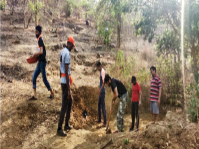 Two water sources were revived through labor in Umbarli | उंबार्लीत श्रमदानातून दोन जलस्रोत झाले पुनरुज्जीवित; ३० स्वयंसेवकांनी घेतला पुढाकार Two water sources were revived through labor in Umbarli | उंबार्लीत श्रमदानातून दोन जलस्रोत झाले पुनरुज्जीवित; ३० स्वयंसेवकांनी घेतला पुढाकार