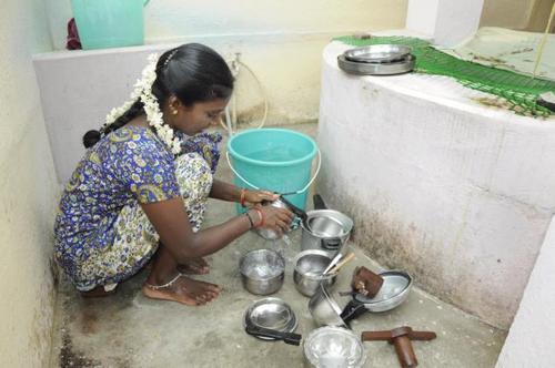 Inconvenience of housemaids continues: Many jobs are closed | घरकामगार-मोलकरणींची परवड सुरूच : अनेकांची कामे बंदच Inconvenience of housemaids continues: Many jobs are closed | घरकामगार-मोलकरणींची परवड सुरूच : अनेकांची कामे बंदच