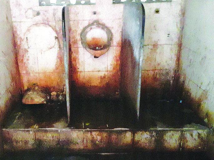 Residents accuse municipal corporation of neglecting repairs | डोंबिवलीतील इंदिरानगरमधील स्वच्छतागृहांचे तीनतेरा; प्रचंड घाण, दुर्गंधी, उंदीर-घुशींचा वावर Residents accuse municipal corporation of neglecting repairs | डोंबिवलीतील इंदिरानगरमधील स्वच्छतागृहांचे तीनतेरा; प्रचंड घाण, दुर्गंधी, उंदीर-घुशींचा वावर