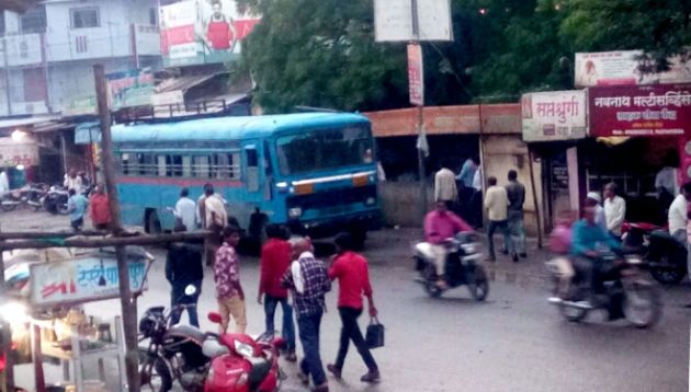 Thattal Airport on Nagpur-Aurangabad State Highway | नागपूर-औरंगाबाद राज्य महामार्गावरच थाटले वाहनतळ Thattal Airport on Nagpur-Aurangabad State Highway | नागपूर-औरंगाबाद राज्य महामार्गावरच थाटले वाहनतळ