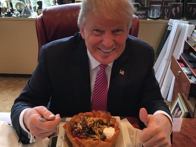 Donald Trump swaps steak, dumps cheeseburger to lose weight | सहा किलो वजन कमी करणार, चीजबर्गरचा मोह टाळणार- ट्रम्प Donald Trump swaps steak, dumps cheeseburger to lose weight | सहा किलो वजन कमी करणार, चीजबर्गरचा मोह टाळणार- ट्रम्प