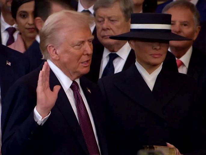 Donald Trump era in America again! Swearing-in ceremony with Vice President JD Vance | अमेरिकेत पुन्हा ट्रम्प पर्व! उपराष्ट्राध्यक्ष जेडी वेंस यांच्यासह घेतली शपथ Donald Trump era in America again! Swearing-in ceremony with Vice President JD Vance | अमेरिकेत पुन्हा ट्रम्प पर्व! उपराष्ट्राध्यक्ष जेडी वेंस यांच्यासह घेतली शपथ