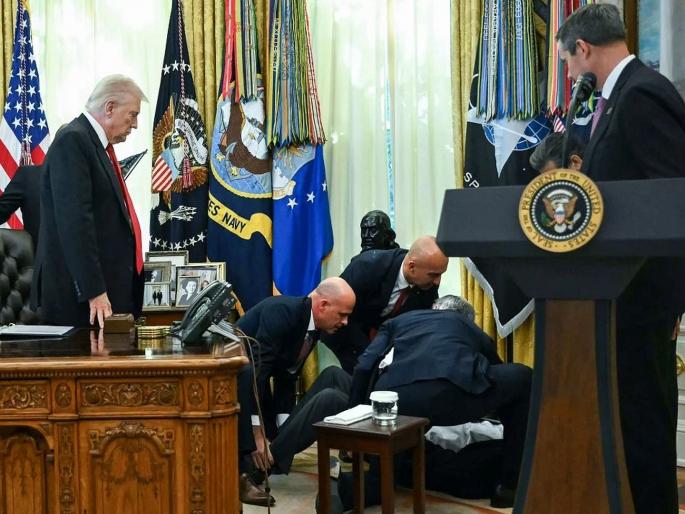 A commotion in the White House during Trump's speech! A weight loss medicine pharma company executive fainted | ट्रम्प यांच्या भाषणादरम्यान व्हाईट हाऊसमध्ये खळबळ! फार्मा कंपनीचा अधिकारी बेशुद्ध पडला A commotion in the White House during Trump's speech! A weight loss medicine pharma company executive fainted | ट्रम्प यांच्या भाषणादरम्यान व्हाईट हाऊसमध्ये खळबळ! फार्मा कंपनीचा अधिकारी बेशुद्ध पडला