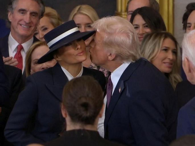 Donald Trump went to kiss his wife during the swearing-in ceremony, a hat came in the middle; VIDEO goes viral | शपथविधी समारंभादरम्यान पत्नीला किस करायला गेले डोनाल्ड ट्रम्प, मधेच आली हॅट अन्...; VIDEO व्हायरल