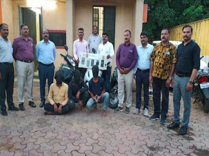 Bar manager and waiter attacked with weapons to avenge dispute, three arrested | वादाचा बदला घेण्यासाठी बार मॅनेजर आणि वेटरवर शस्त्राने हल्ला, तिघांना अटक Bar manager and waiter attacked with weapons to avenge dispute, three arrested | वादाचा बदला घेण्यासाठी बार मॅनेजर आणि वेटरवर शस्त्राने हल्ला, तिघांना अटक