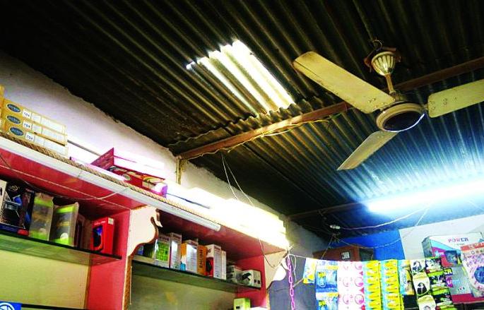 Mobile shop breaks out of 20 thousand people in Donggaon | डोणगाव येथे मोबाइलचे दुकान फोडून २0 हजारांचा माल लंपास Mobile shop breaks out of 20 thousand people in Donggaon | डोणगाव येथे मोबाइलचे दुकान फोडून २0 हजारांचा माल लंपास