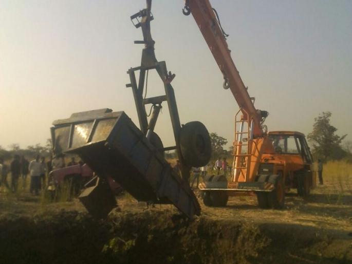 Washim: A tractor drowned in Dongrkhihi; One killed on the spot! | वाशिम : डोंगरकिन्ही येथे ट्रॅक्टर विहिरीत पडले; एकजण जागीच ठार! Washim: A tractor drowned in Dongrkhihi; One killed on the spot! | वाशिम : डोंगरकिन्ही येथे ट्रॅक्टर विहिरीत पडले; एकजण जागीच ठार!