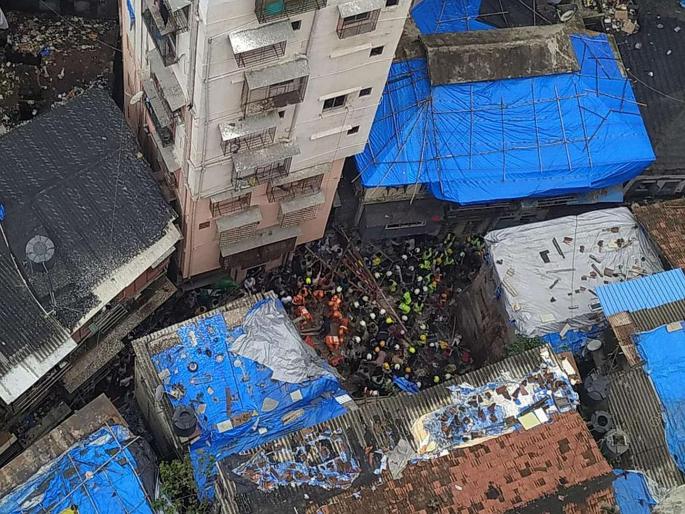 The world is out of the dump, tears of the residents are turbulent | ढिगाऱ्यातून बाहेर काढला संसार, रहिवाशांचे अश्रू अनावर The world is out of the dump, tears of the residents are turbulent | ढिगाऱ्यातून बाहेर काढला संसार, रहिवाशांचे अश्रू अनावर