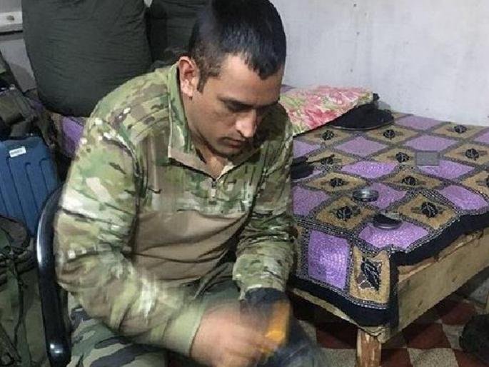 Social Viral: See MS Dhoni's selfless side as photo from Indian Army stint goes viral | Social Viral : असा कॅप्टन कूल धोनी कधी पाहिला नसाल; 'या' फोटोनं जिंकलीत मनं!