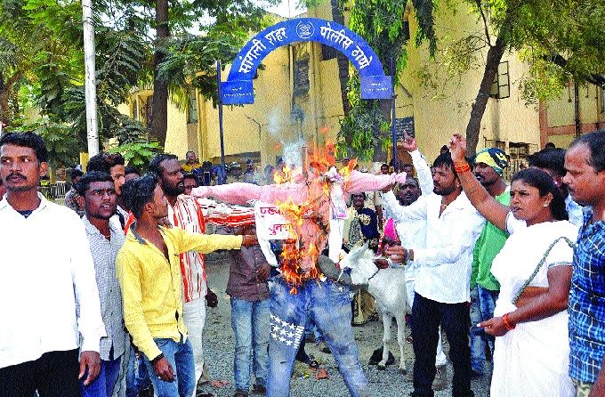 Gadhav Morcha at Sangli City Police Station | सांगली शहर पोलिस ठाण्यावर गाढव मोर्चा Gadhav Morcha at Sangli City Police Station | सांगली शहर पोलिस ठाण्यावर गाढव मोर्चा