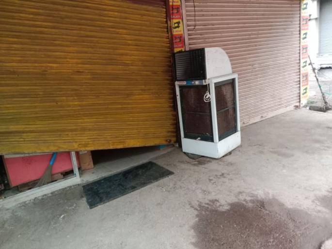 The thieves broke the locks of the shutters; But only 30 rupees were received | चोरट्यांनी शटरचे कुलूप तोडले; पण हाती आले फक्त ३० रुपये