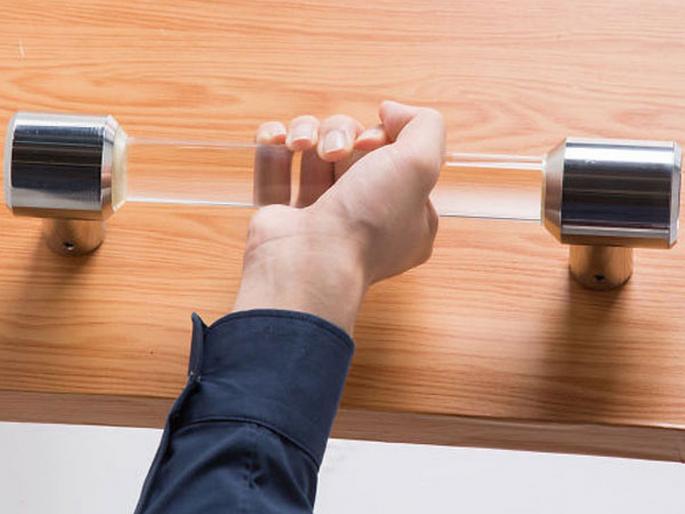 These two students invent self Sanitizing door handle | 'या' अनोख्या डोअर हॅंडलने पुन्हा पुन्हा साबणाने हात धुण्याचा वाचेल त्रास, जाणून घ्या कसा... These two students invent self Sanitizing door handle | 'या' अनोख्या डोअर हॅंडलने पुन्हा पुन्हा साबणाने हात धुण्याचा वाचेल त्रास, जाणून घ्या कसा...