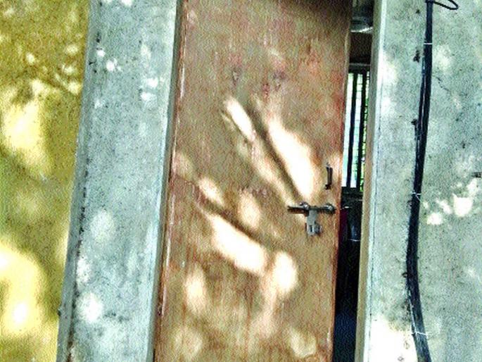 Finally the door opened for security | सुरक्षाचौकीला अखेर बसवला दरवाजा