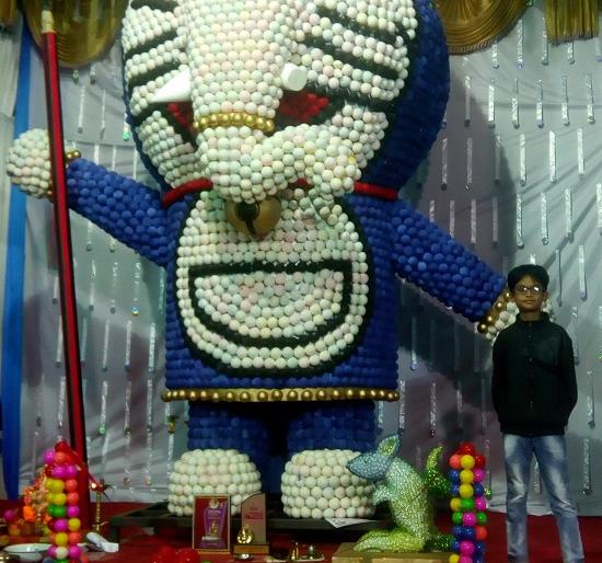 Kolhapur: Ganesh Chaturthi Dorman attracts the charm of Chinmayanas; Ganeshotsav of social activities of Akshay Mitra Mandal | कोल्हापूर : Ganesh Chaturthi डोरेमॉन ठरतोय चिमुकल्यांचे आकर्षण; अक्षय मित्र मंडळाचा सामाजिक उपक्रमांचा गणेशोत्सव