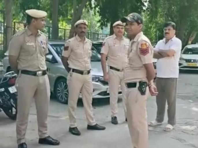 delhi double murder lajpat nagar mother son killed by servant arrested police | बदल्याची आग! डबल मर्डरने दिल्ली हादरली; घरातील नोकराने केली आई आणि मुलाची हत्या