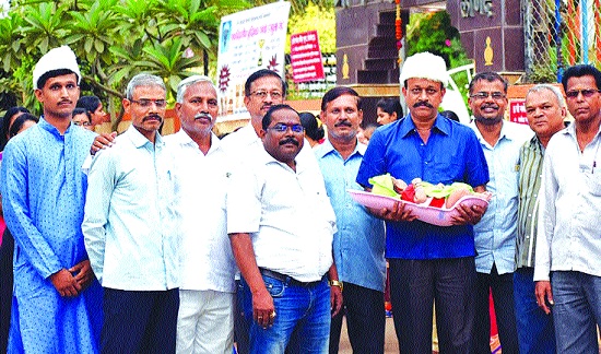 Welcome from the hospital of the infant daughter | जन्मलेल्या कन्येचे दवाखान्यातून वाजत स्वागत Welcome from the hospital of the infant daughter | जन्मलेल्या कन्येचे दवाखान्यातून वाजत स्वागत