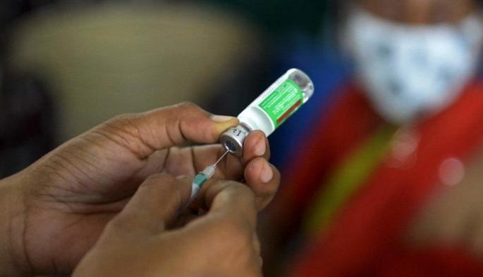 Negligence at the vaccination center in Gondia district; The woman was given two doses of the vaccine at the same time | गोंदिया जिल्ह्यातील लसीकरण केंद्रात हलगर्जीपणा; महिलेला एकाचवेळी दिले लसीचे दोन डोस Negligence at the vaccination center in Gondia district; The woman was given two doses of the vaccine at the same time | गोंदिया जिल्ह्यातील लसीकरण केंद्रात हलगर्जीपणा; महिलेला एकाचवेळी दिले लसीचे दोन डोस