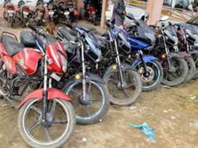 Choratani beag in Jalgaon district blasted by fashionable number plate and money laundering | फॅशनेबल नंबर प्लेट व पैशांच्या उधळपट्टीने फोडले जळगाव जिल्ह्यात चोरट्यांचे बींग Choratani beag in Jalgaon district blasted by fashionable number plate and money laundering | फॅशनेबल नंबर प्लेट व पैशांच्या उधळपट्टीने फोडले जळगाव जिल्ह्यात चोरट्यांचे बींग