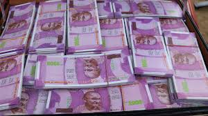 Jalgaon traffic police caught a 30 lakh cash in the car at Akashwani Chowk | जळगाव येथे वाहतूक पोलिसांनी आकाशवाणी चौकात कारमध्ये ३० लाखाची रोकड पकडली