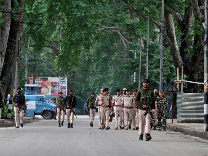 All Indian Army, Air Force and security forces’ bases in Jammu&Kashmir asked to be on high alert cause of Terrorist attack | पाकच्या नापाक हरकती; काश्मीर खोऱ्यात लष्कर, वायूसेना आणि सुरक्षा यंत्रणांना हायअलर्ट All Indian Army, Air Force and security forces’ bases in Jammu&Kashmir asked to be on high alert cause of Terrorist attack | पाकच्या नापाक हरकती; काश्मीर खोऱ्यात लष्कर, वायूसेना आणि सुरक्षा यंत्रणांना हायअलर्ट