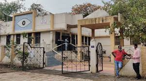 The patient is treated like a prisoner | रुग्णाला दिली जाते कैद्याप्रमाणे वागणूक The patient is treated like a prisoner | रुग्णाला दिली जाते कैद्याप्रमाणे वागणूक