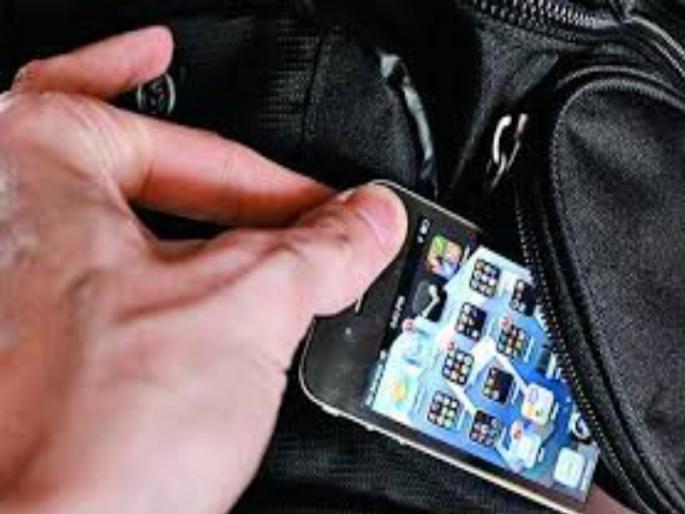 15 mobile phone stolen within 2 hours | गर्दीत चोरांची हातसफाई : अवघ्या दोन तासात १५ मोबाईल लंपास 15 mobile phone stolen within 2 hours | गर्दीत चोरांची हातसफाई : अवघ्या दोन तासात १५ मोबाईल लंपास