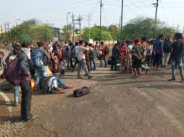 Coronavirus: Confusion of workers due to missed travel opportunities; Planning of special train to Patna | Coronavirus: प्रवासाची संधी हुकल्याने कामगारांचा गोंधळ; पाटणापर्यंत विशेष गाडीचे नियोजन Coronavirus: Confusion of workers due to missed travel opportunities; Planning of special train to Patna | Coronavirus: प्रवासाची संधी हुकल्याने कामगारांचा गोंधळ; पाटणापर्यंत विशेष गाडीचे नियोजन