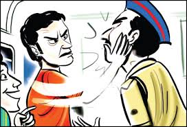 Angry policeman blows horn | हॉर्न वाजवल्याच्या रागात पोलिसाला केली मारहाण Angry policeman blows horn | हॉर्न वाजवल्याच्या रागात पोलिसाला केली मारहाण