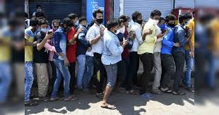 Lockdown News: Confusion due to crowd of people wanting to go to the village; Police intervened | Lockdown News: गावी जाऊ इच्छिणाऱ्यांनी गर्दी केल्याने गोंधळ; पोलिसांनी केली मध्यस्थी