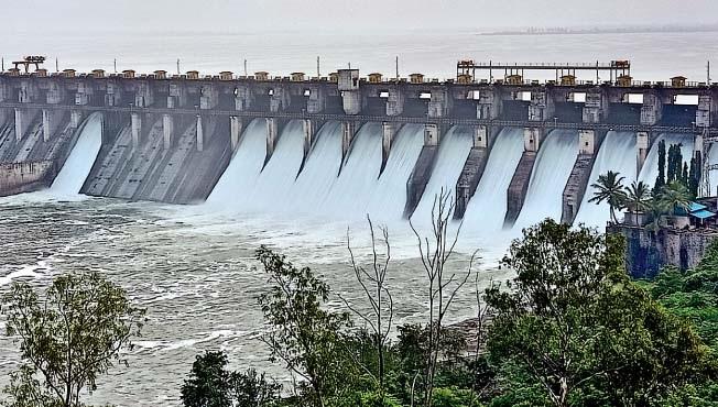 big news; Discharge of 60 thousand from Ujani dam and 16 thousand 911 cusecs from Veer | मोठी बातमी; उजनी धरणातून ६० हजार तर वीरमधून १६ हजार ९११ क्युसेकचा विसर्ग big news; Discharge of 60 thousand from Ujani dam and 16 thousand 911 cusecs from Veer | मोठी बातमी; उजनी धरणातून ६० हजार तर वीरमधून १६ हजार ९११ क्युसेकचा विसर्ग