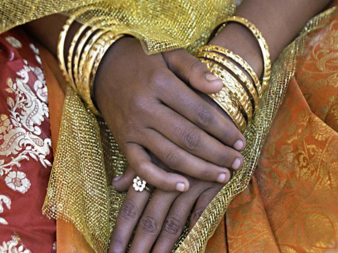 Even in Mumbai, the financial capital, girls are becoming victims of dowry | आर्थिक राजधानीतही ‘हुंड्याचा फास’! अवघ्या २ वर्षांतच लक्ष्मीने गळफास घेऊन आयुष्य संपवले Even in Mumbai, the financial capital, girls are becoming victims of dowry | आर्थिक राजधानीतही ‘हुंड्याचा फास’! अवघ्या २ वर्षांतच लक्ष्मीने गळफास घेऊन आयुष्य संपवले