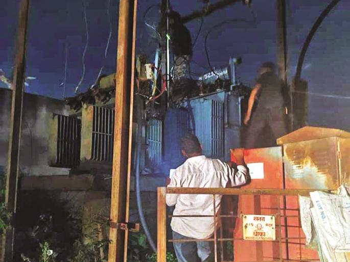 There was a power cut for 19 hours and 40 minutes in the Ram Mandir area of Kiradpura | किराडपुऱ्यातील राममंदिर परिसरात तब्बल १९ तास वीज गूल; पिण्याचे पाणीही भरता आले नाही There was a power cut for 19 hours and 40 minutes in the Ram Mandir area of Kiradpura | किराडपुऱ्यातील राममंदिर परिसरात तब्बल १९ तास वीज गूल; पिण्याचे पाणीही भरता आले नाही