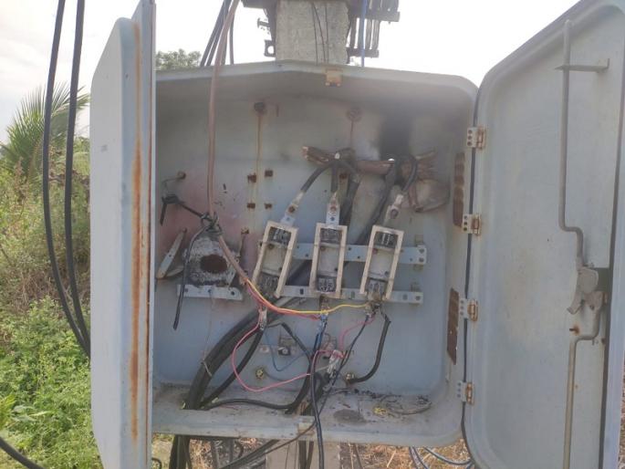 Attack on MSEDCL squad to prevent power theft; One employee was seriously injured | वीजचोरी रोखण्यास गेलेल्या महावितरणच्या पथकावर हल्ला; एक कर्मचारी गंभीर जखमी Attack on MSEDCL squad to prevent power theft; One employee was seriously injured | वीजचोरी रोखण्यास गेलेल्या महावितरणच्या पथकावर हल्ला; एक कर्मचारी गंभीर जखमी