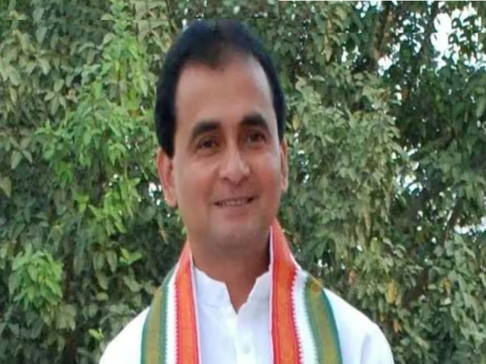 Ex-minister D.P. Sawant playing cricket at the wish of children; Injured while catching ball | मुलांच्या हट्टापायी क्रिकेट खेळणे माजी मंत्र्याच्या अंगलट; कॅच पकडताना पडून झाले जखमी Ex-minister D.P. Sawant playing cricket at the wish of children; Injured while catching ball | मुलांच्या हट्टापायी क्रिकेट खेळणे माजी मंत्र्याच्या अंगलट; कॅच पकडताना पडून झाले जखमी