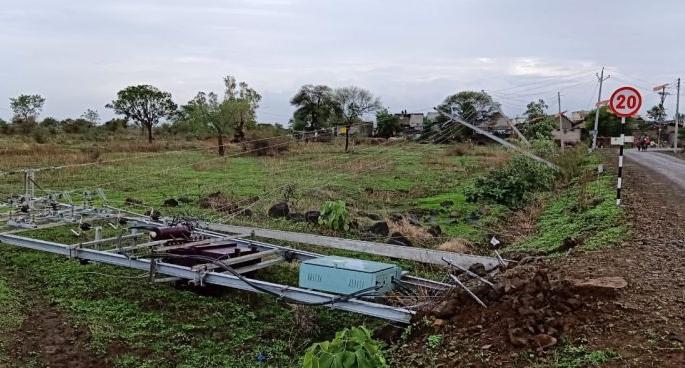 Electricity transfer collapsed; Disruption of power supply | घोटा येथील विद्युत रोहित्र जमिनदोस्त; वीजपुरवठा खंडीत Electricity transfer collapsed; Disruption of power supply | घोटा येथील विद्युत रोहित्र जमिनदोस्त; वीजपुरवठा खंडीत