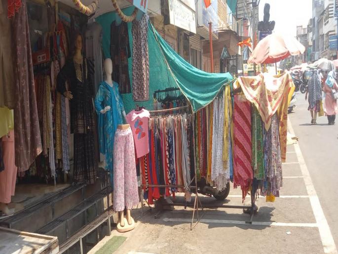 the road encroachment a headache for traffic neglect of action by muncipal corporation and police in dhule | रस्त्यावर अतिक्रमणाचा विळखा, वाहतुकीसाठी डोकेदुखी; कारवाईकडे दुर्लक्ष the road encroachment a headache for traffic neglect of action by muncipal corporation and police in dhule | रस्त्यावर अतिक्रमणाचा विळखा, वाहतुकीसाठी डोकेदुखी; कारवाईकडे दुर्लक्ष